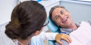 Consultório odontológico com iluminação suave e cadeiras confortáveis